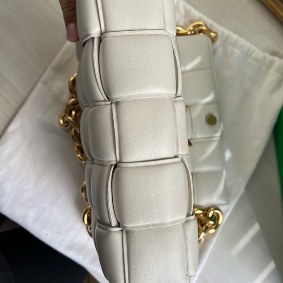 Bottega Veneta Chain Cassette Bag (in the color chalk) - Picture 5 of 7